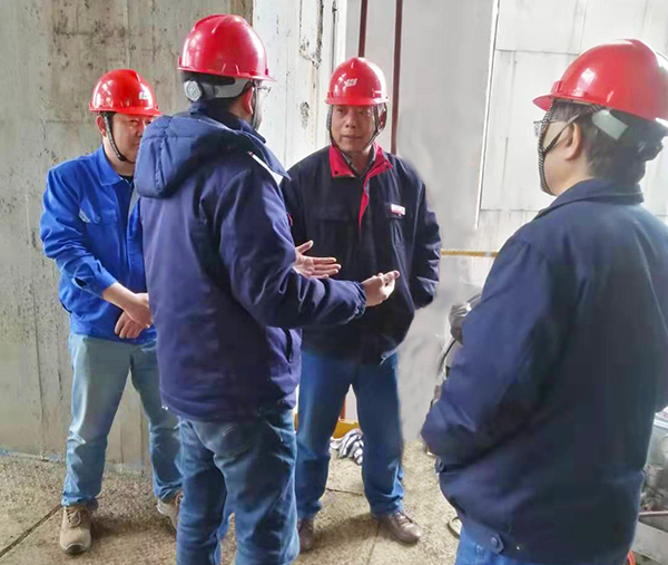 1579781900158393.jpeg 董事長(zhǎng)小除夕深入尿素檢修現(xiàn)場(chǎng)檢查指導(dǎo)工作.jpg