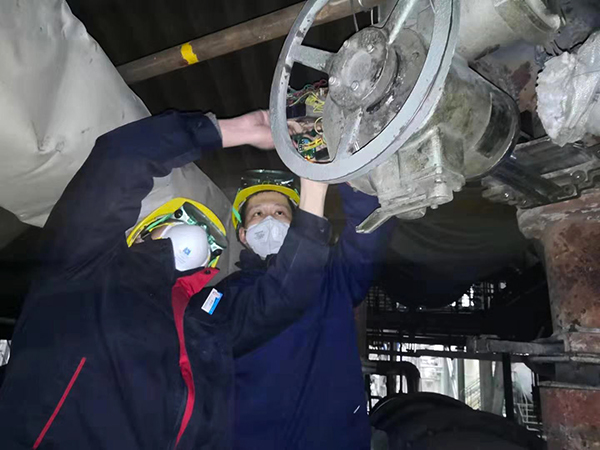 1581047852362999.jpeg 黨員在現(xiàn)場調(diào)試閥門.jpg