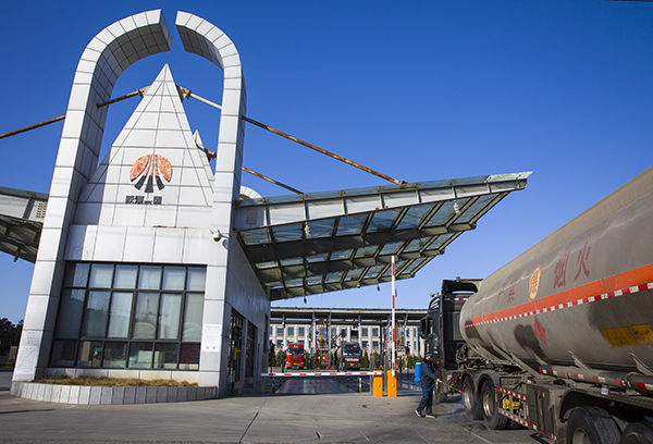 03    2020年2月17日星期一，下午三點半罐區(qū)治安科門衛(wèi)人員在為拉甲醇車輛消毒。.jpg