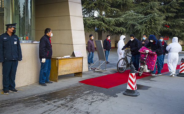 05   2020年2月18日星期二早晨，保衛(wèi)科北門執(zhí)勤人員在執(zhí)勤。.jpg