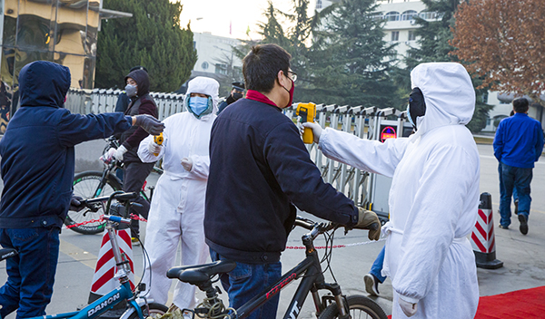 06 北門執(zhí)勤人員配合醫(yī)務人員為職工測體溫。.jpg