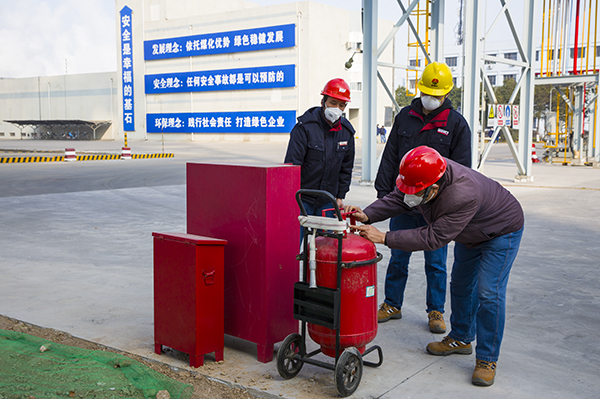 12 消防人員在檢查滅火器，他們每天下現(xiàn)場巡檢，確保消防設施完好。.jpg
