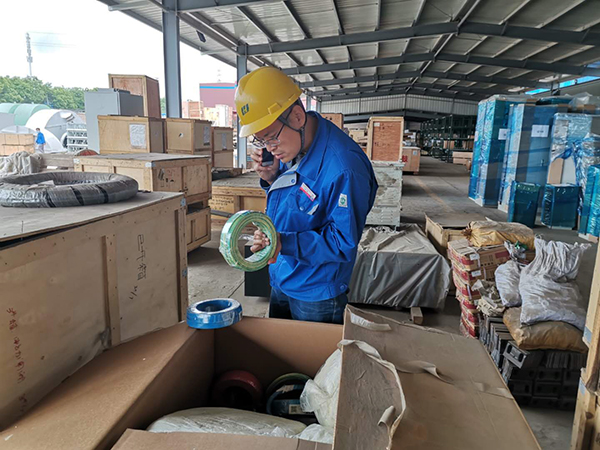 1590570443387937.jpeg 郭鵬在接保檢驗(yàn)貨.jpg