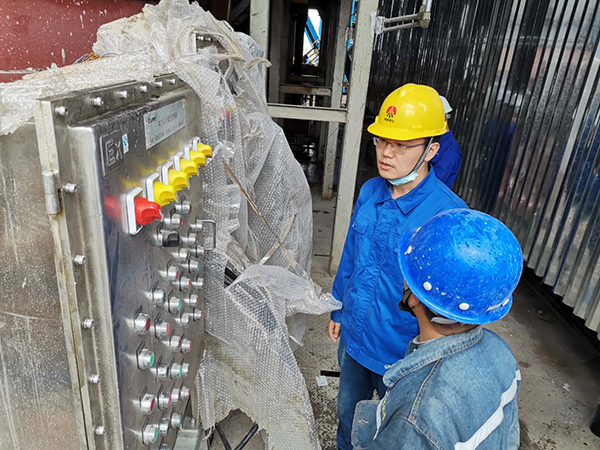 1590570475450614.jpeg 杜康在1號(hào)鍋爐現(xiàn)場(chǎng)與施工人員就儀表問(wèn)題交談.jpg