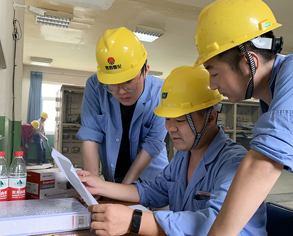 1600668002857191.jpeg 朱力召正在給檢修人員講圖紙.jpg