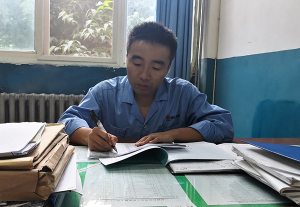 1600669223786376.jpeg 王少盼正在審核技術(shù)方案.jpg