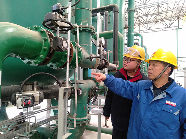 1604275860445337.jpeg 段俊峰帶青工熟悉現(xiàn)場.jpg