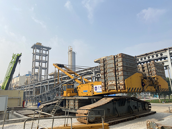 1605169800566403.jpeg 尿素車間750噸吊車組裝有序進(jìn)行中.jpg