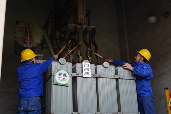 3、安措小組正在對(duì)變壓器做安全措施.JPG