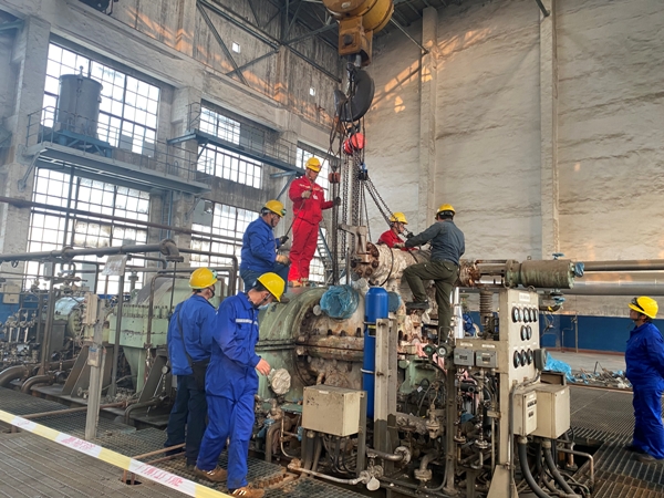 1605433641722351.jpeg 尿素車間二氧化碳?jí)嚎s機(jī)透平揭開(kāi)大蓋.jpg