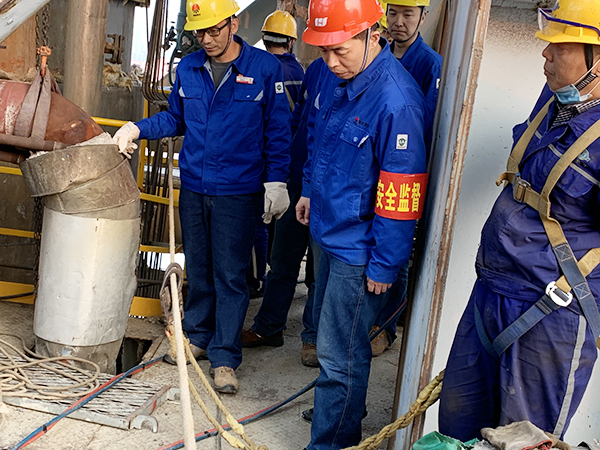 1605585663803852.jpeg 公司領(lǐng)導(dǎo)趙強(qiáng)深入尿素現(xiàn)場檢查工作.jpg