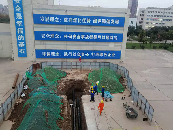 1605854561645021.jpeg E1901-3配管 合成操作人員王恒現(xiàn)場監(jiān)護受限空間動火作業(yè).jpg