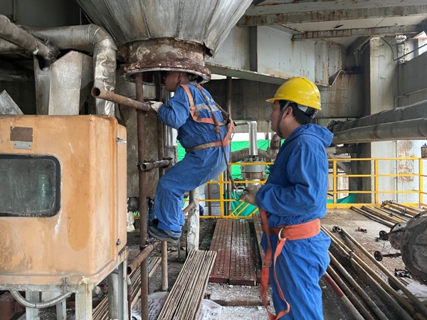 1606285567579322.jpeg 1、清理人員相繼進入FA203內(nèi).jpg