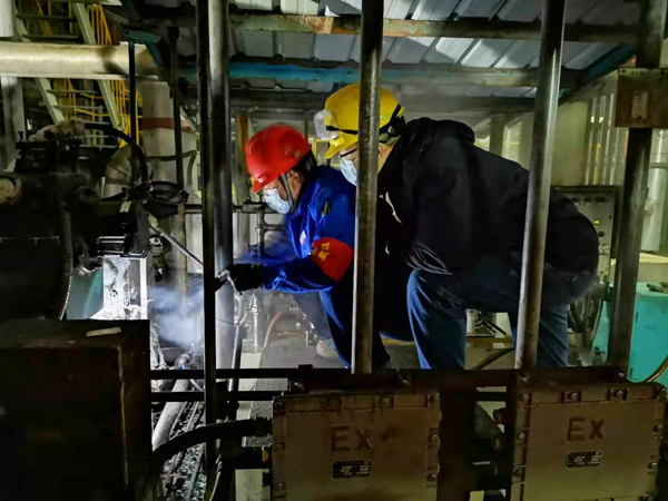 1606490429209606.jpeg 工藝副主任焦志波、班長徐濤查看汽動(dòng)泵轉(zhuǎn)數(shù)00(孟力攝.jpg