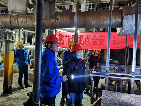 1606490462758645.jpeg 車間工藝、設(shè)備副主任到現(xiàn)場(chǎng)指導(dǎo)倒泵操作00(孟力攝.jpg