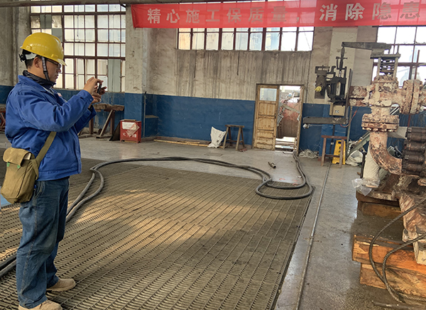 1606654429792572.jpeg 谷成駿對已經(jīng)拆卸的合成氣壓縮機拍照.jpg