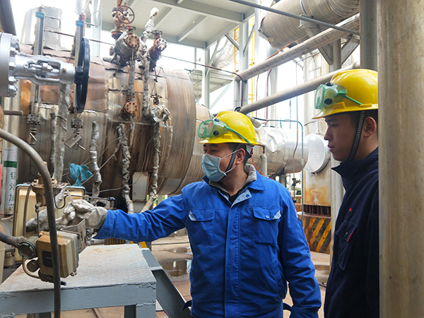 1606811381937869.jpeg 凈化操作人員劉加星向青工趙旭講解S2蒸汽管線.jpg