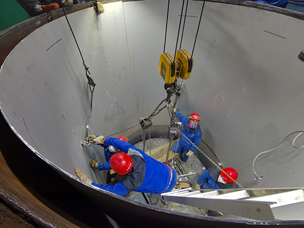 1606894256404096.jpeg 檢修人員安裝合成塔最后一節(jié)新襯里1.jpg