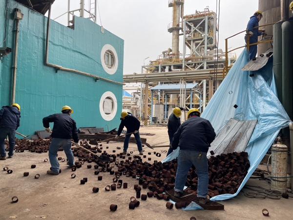 1607246248927865.jpeg 1 現場多人配合拆卸DA202填料.jpg