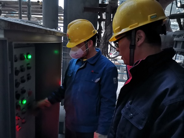 1607750271128271.jpeg 工藝人員徐濤現(xiàn)場點(diǎn)火操作(孟力攝).jpg