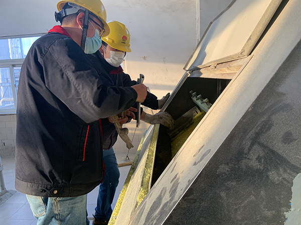 1611903097540717.jpeg 教李晨學習調整刮料板.jpg