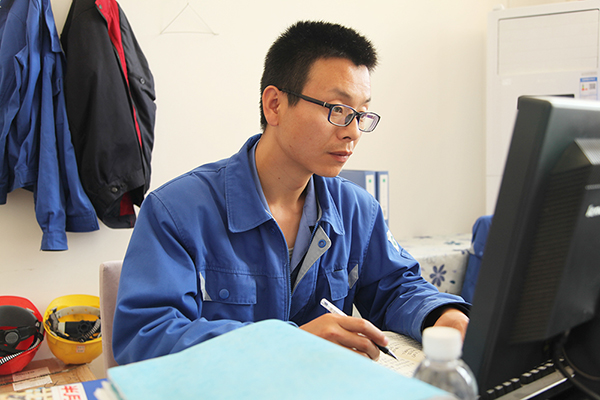 1619310073541297.jpeg 寫作中的李曉鋒.jpg