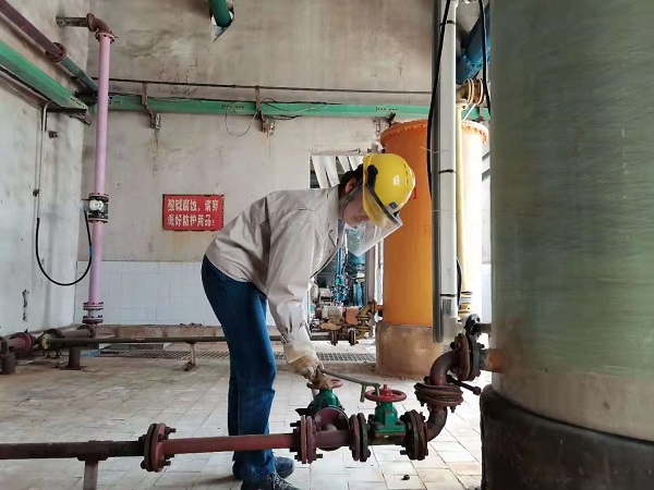 1619870020246403.jpeg 張丹在調(diào)整酸罐出口閥門開度.jpg