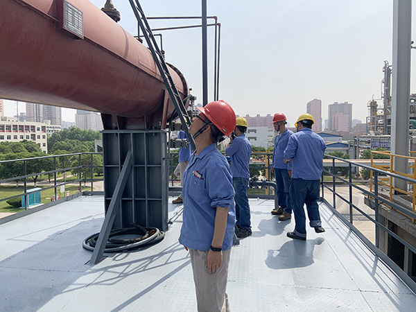 1620691147487674.jpeg 19工段技術(shù)員和領(lǐng)導(dǎo)在現(xiàn)場指揮投用工作2.jpg