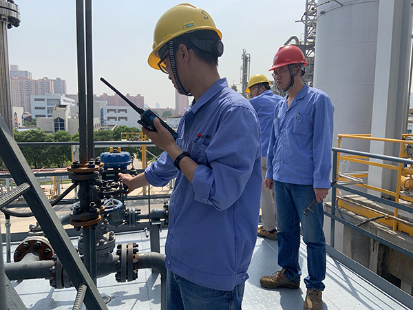 1620691159682558.jpeg 19工段技術(shù)員和領(lǐng)導(dǎo)在現(xiàn)場指揮投用工作.jpg