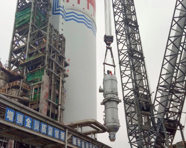 吊裝過程中的新汽提塔，尿素曾迎軍.jpg