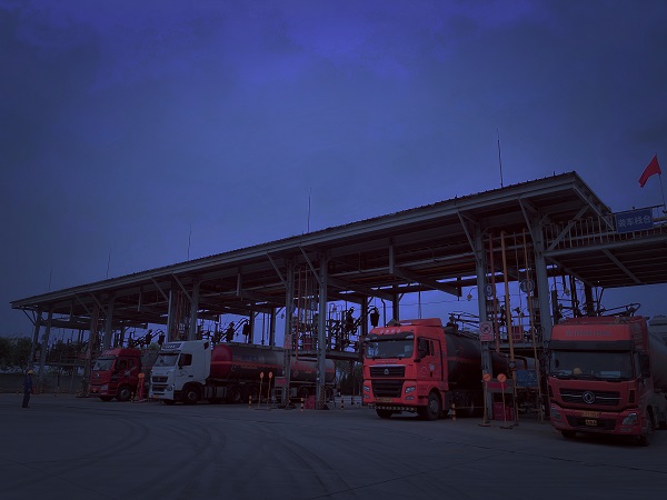 1651976272132696.jpeg 物料車間罐區(qū)裝車現(xiàn)場.jpg