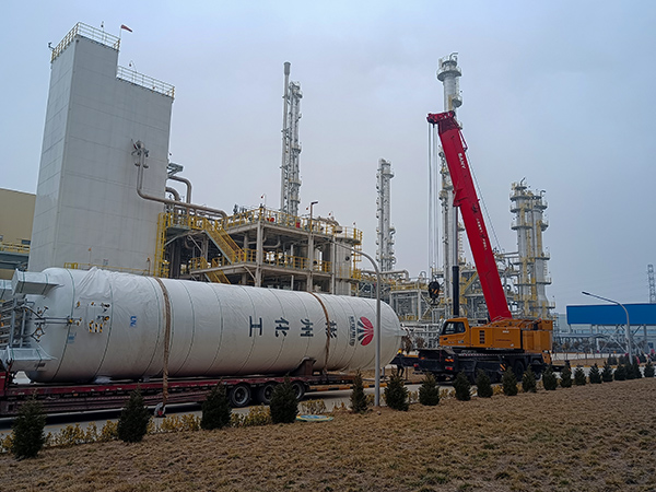 2月17日，在物資采供部的周密部署下，彬州制氣車(chē)間低溫能源綜合利用項(xiàng)目液氮儲(chǔ)罐按時(shí)到貨，卸車(chē)現(xiàn)場(chǎng)(副圖）.jpg