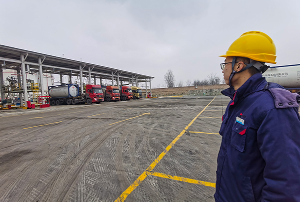 1677143579754919.jpeg 2023年2月23日彬州化工正在裝車的乙二醇車輛和乙二醇車間員工張肖肖(副圖).jpg
