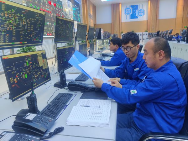 3.14日，彬州公司中控室，氣化操作人員認(rèn)真監(jiān)盤，對(duì)比數(shù)據(jù)，調(diào)整煤漿濃度.jpg