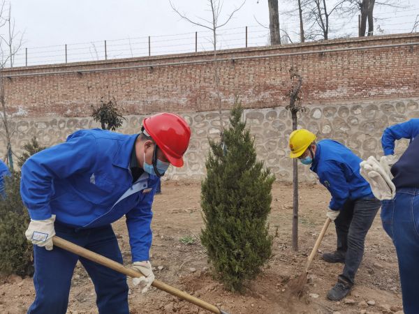 1678950010429659.jpeg 水汽車間領(lǐng)導(dǎo)班子成員周永峰帶隊(duì)培土植樹(shù).jpg