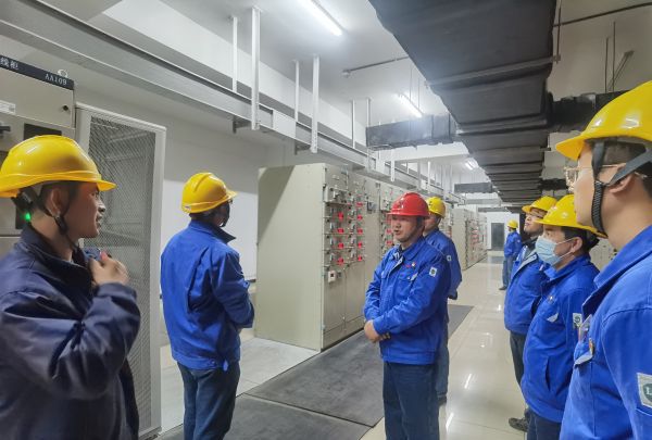 3月16日，對(duì)標(biāo)交流現(xiàn)場，技術(shù)組長于康健為大家講述配電室的運(yùn)維情況.jpg
