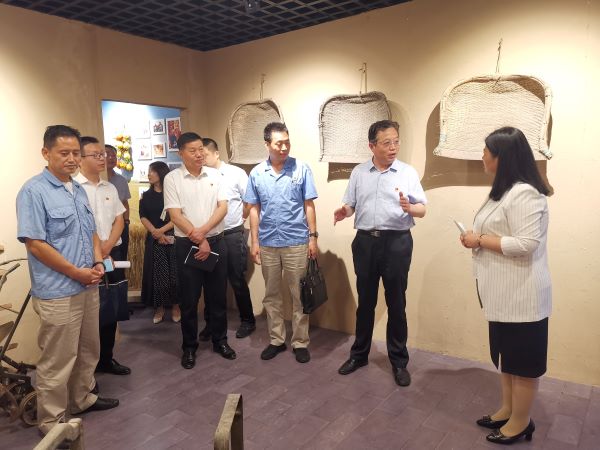 渭化集團(tuán)黨委副書記、董事、工會主席馮曉宏在五星村調(diào)研鄉(xiāng)村振興工作，參觀村史館3.jpg