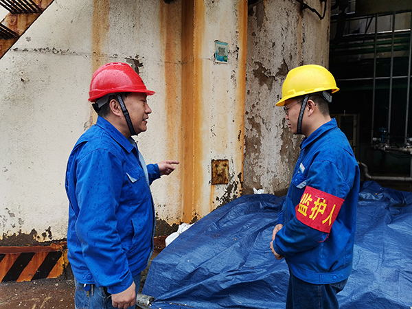 3月31日上午，在一期鍋爐舊脫硫塔底部清理現(xiàn)場，安全員焦路秦對監(jiān)護(hù)人岳維哲的提問。.jpg