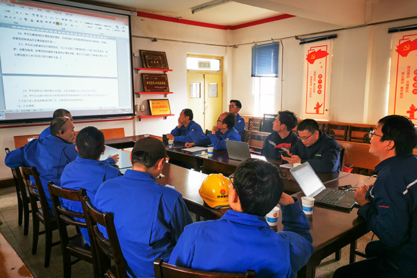 4月4日下午，物料車間召開三期循環(huán)水優(yōu)化節(jié)能項目首次推進會。參會人員有生產(chǎn)部、計控電儀部負責人員及物料車間主任、副主任、技術員。拍攝人：物料車間杜玲(副圖）.jpg