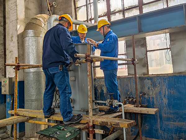 4月4日，合成車間安全技術(shù)員董子旭、設(shè)備技術(shù)組組長(zhǎng)谷成駿、設(shè)備技術(shù)員呂玉亮進(jìn)行發(fā)電機(jī)油濾芯自主維修工作。.jpg