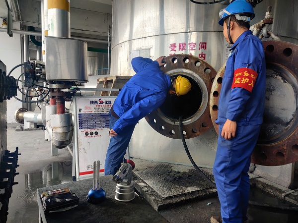 4月8日，氣化爐爐內(nèi)進(jìn)人檢修畫面。.jpg