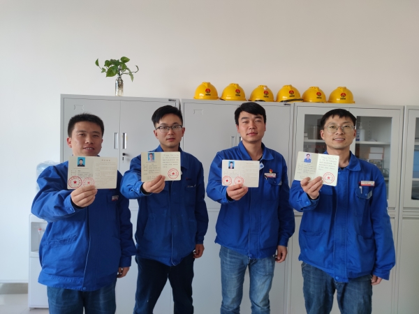 1681858796882401.jpeg 分析化驗(yàn)室在線儀表班席輝,張超等人獲得環(huán)境保護(hù)設(shè)施技能證書.jpg