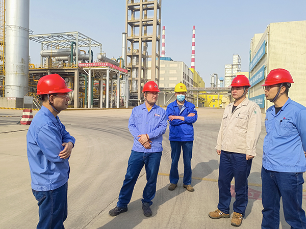 4月19日上午，公司總工程師馬軍忙深入生產(chǎn)現(xiàn)場開展安全檢查  600.jpg