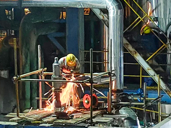 19日22：00，合成車間灰水處理工段檢修人員正在對漏點進行焊接作業(yè) (1).jpg