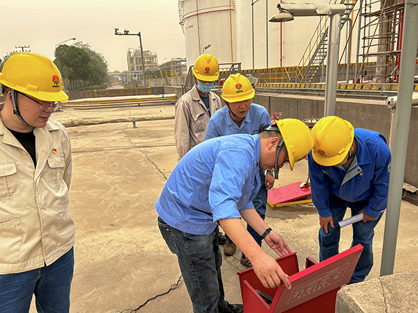 4月20日下午，生產(chǎn)部黨員殷常亮、王亮、王小平、莊林在二甲醚罐區(qū)檢查滅火器材.jpg