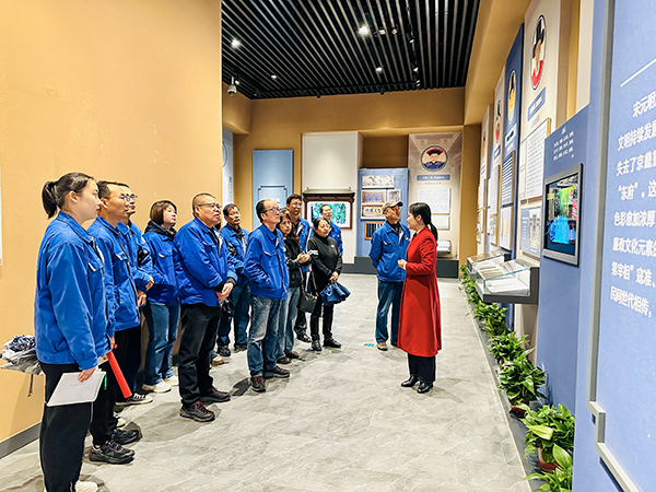 4月22日上午，物料車間黨支部組織黨員領(lǐng)導(dǎo)干部及行使公權(quán)力人員同家庭成員共赴渭南市博物館廉政廳，開(kāi)展以“廉潔文化進(jìn)家庭 筑牢倡廉家防線”為主題的警示教育活動(dòng)-講解員介紹展廳.jpg