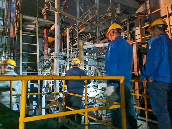 4月25日21：00，檢修人員正在對合成車間四號氣化爐進行閥門更換作業(yè)  600.jpg