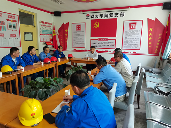 5月1日張?jiān)鰬?zhàn)董事長在動(dòng)力車間會(huì)議室組織值班人員進(jìn)行座談   600.jpg