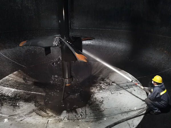 1683620377331077.jpeg 雙甲三期煤漿槽清洗工作圓滿(mǎn)完成-作業(yè)人員清洗煤漿槽.jpg