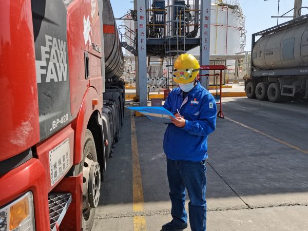 1683622071608574.jpeg 楊培在191罐區(qū)記錄裝車(chē)臺(tái)賬.jpg